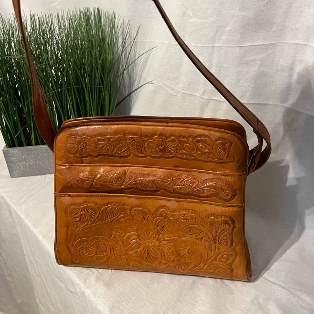#3011. Avelar Hand Tooled Genuine Leather Shoulder Strap Western Bag w/Pockets.